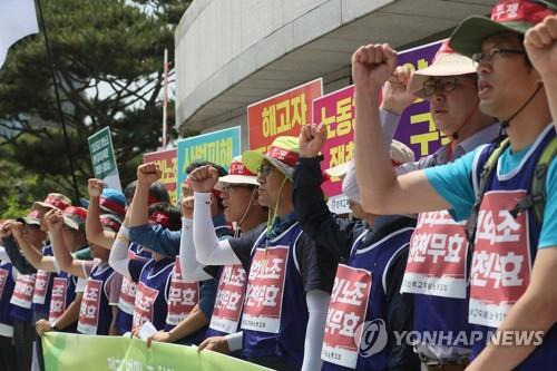 전교조, 사법적폐 청산과 사법농단 피해회복 촉구 (서울=연합뉴스) 이지은 기자 = 전국교직원노동조합원들이 7일 오전 서울 서초구 대법원 앞에서 기자회견을 열고 사법적폐 청산과 사법농단 피해회복을 촉구하고 있다. 2018.6.7  jieunlee@yna.co.kr  (끝)