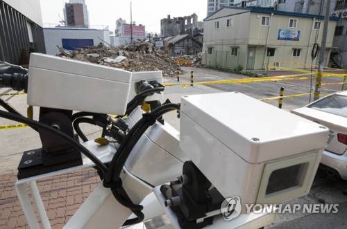 '용산구 건물 붕괴' 인근도로 탐사 중 (서울=연합뉴스) 윤동진 기자 = 5일 오후 서울 용산구 건물 붕괴 인근 도로에서 관계자들이 공동 탐사 전문 차량을 이용해 도로 상태를 살피고 있다. 2018.6.5       mon@yna.co.kr