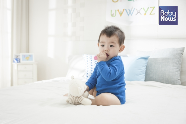 아기가 앉기 위해서는 허리의 힘이 완전히 있으면서 몸의 밸런스를 잡을 수 있어야 한다. 만 7개월이 돼야 아기는 혼자 앉을 수 있다. ⓒ베이비뉴스