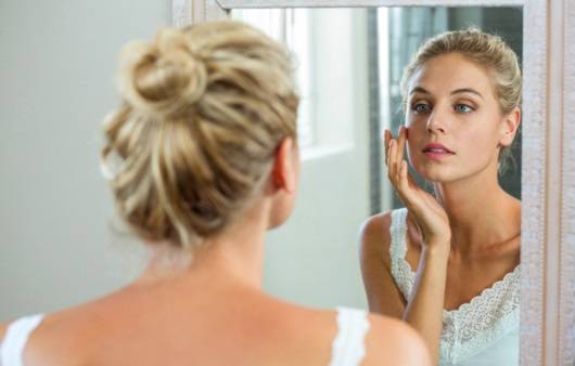 거울을 보는 여성