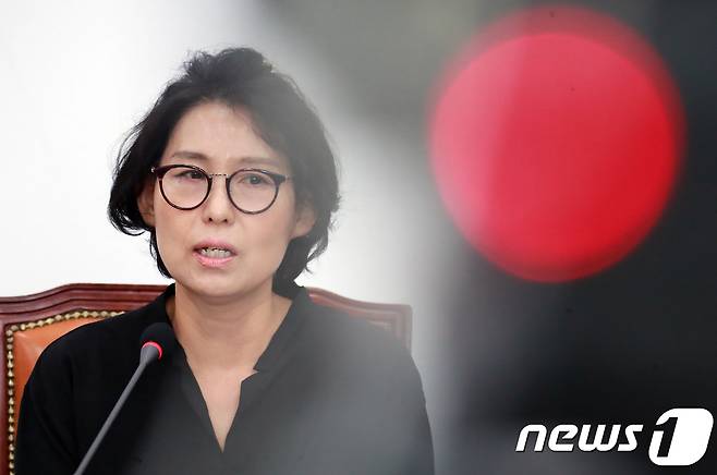 이재명 더불어민주당 경기도지사 후보 형수 박인복씨가 8일 국회에서 기자회견을 열고 이재명 후보의 '형수 욕설 논란' 관련 해명에 대해 반박하고 있다. 2018.6.8/뉴스1 © News1 이동원 기자