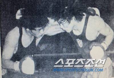 ◇82년 뉴델리아시안게임 국가대표 선발전 페더급 준결승에서 박용운(부산 금성고)과 싸우는 박기철(오른쪽). <사진제공=조영섭 문성길복싱클럽 관장>