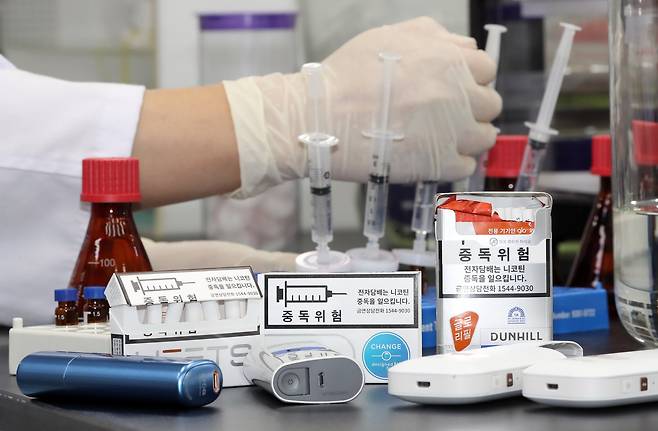 식품의약품안전처 연구원이 7일 궐련형 전자담배의 배출물 포집 및 추출 과정을 시연하고 있다. [뉴스1]