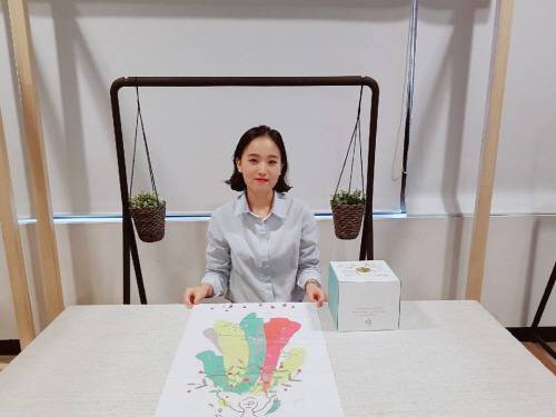 권예은 달고리 대표(27)와 완경박스. [사진 = 달고리 제공]