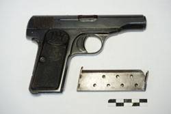 벨기에 FN사가 1910년 개발한  FN M1910. 1차 대전의 도화선이 된 사라예보 사건 당시 오스트리아 황태자 부부 저격에 사용된 총기다.