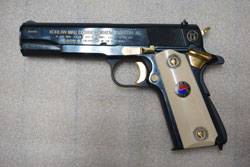 한국전쟁을 추모하기 위해 미국 오토 오드넌스사가 한정 수량으로 제작한 한국전쟁 기념  M1911A1권총. 전쟁기념관 제공