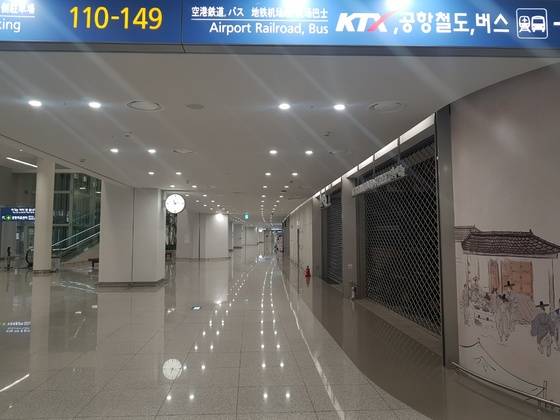 인천공항 2터미널 지하1층의 식당가. 대부분의 식당이 밤 10시만 되면 문을 닫는다. 함종선 기자인천공항 2터미널 지하1층의 식당가. 대부분의 식당이 밤 10시만 되면 문을 닫는다. 함종선 기자