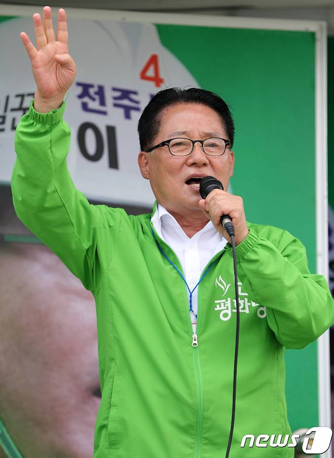 박지원 민주평화당 의원이 4일 전북 전주시 풍남문광장에서 '김대중 대통령의 비서실장' 이력을 이야기하며 전주지역 지원유세를 하고 있다.2018.6.4/뉴스1 © News1 문요한 기자