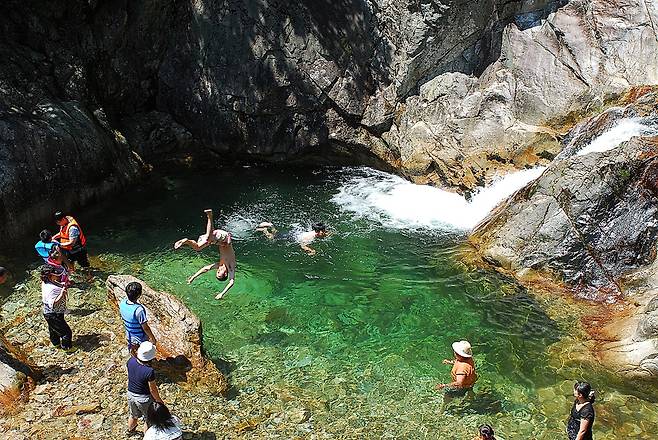 옥빛 푸른 계곡물이 인상적이다. 한여름에는 피서의 천국이 된다.  ⓒ홍윤호