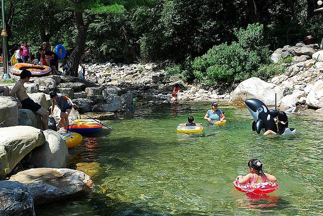 계곡물을 막아서 만든 물놀이장. 누구나 무료로 놀 수 있어 좋다.  ⓒ홍윤호