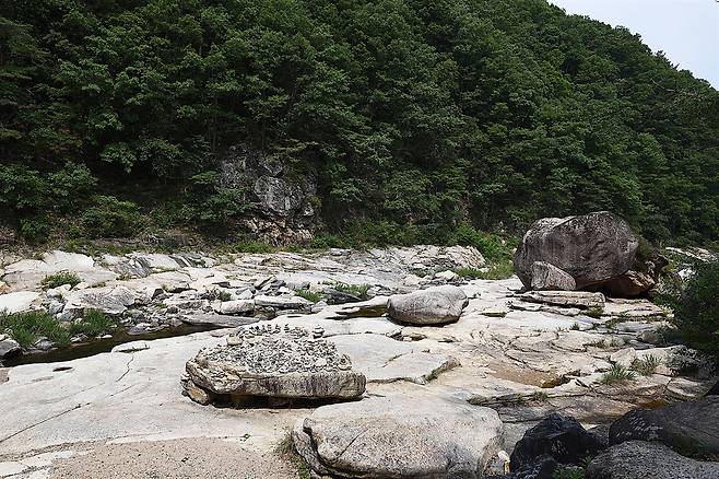 단양팔경 중 하나로, 3층의 넓은 바위를 불암이라 부르던 것을 선암으로 바꿔 불러 오늘에 이른다.  ⓒ홍윤호