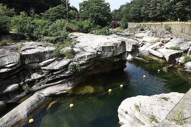 과거 홍수 때문에 모양이 좀 바뀌었다. 풍경은 좋으나 도로가 바로 옆으로 지나가 경관을 좀 해친다.  ⓒ홍윤호