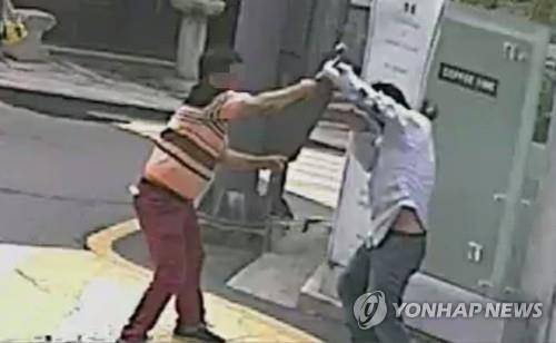 7일 오전 서울 강남구의 한 골목에서 서촌 궁중족발 사장 김모씨가 건물주 이모씨에게 망치를 휘두르는 모습. 서울 강남경찰서는 김씨를 살인미수 등 혐의로 구속했다.[연합뉴스 자료사진]