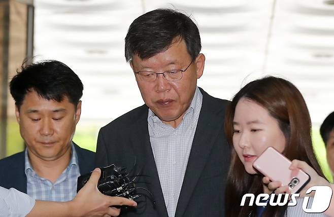 '노조와해 공작'에 관여한 혐의로 구속영장이 재청구된 박상범 전 삼성전자서비스 대표가 11일 오전 서울 서초구 서울중앙지방법원에서 열린 두 번째 영장실질심사에 출석하고 있다. 2018.6.11/뉴스1 © News1 구윤성 기자