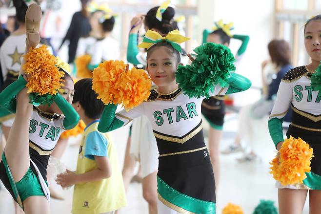 국내 최대 규모의 치어리딩 대회인 '제13회 치어리딩 페스티벌'이 10일 서울 장충체육관에서 열렸다. 사단법인 대한치어리딩협회가 주관한 이번 대회에는 전국 초,중,고, 대학 일반 참가자가 팀치어, 퍼포먼스치어, 액션 치어 등을 선보였다. 이날 대회에 참가한 보평초 '리틀스타'팀의 어린이가 치어리딩 연습을 하고 있다. 우상조 기자