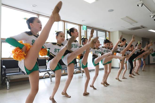 리틀 스타팀 선수들이 다 함께 치어리딩 연습을 하고 있다. 선수들이 발레의 토슈즈 형태의 신발을 신고 있다. 우상조 기자