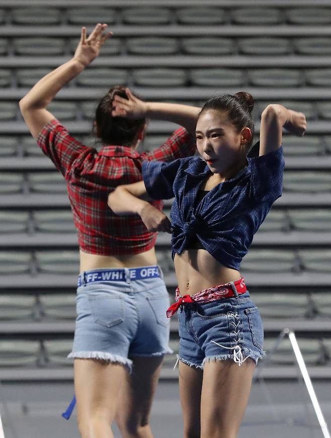 퍼포먼스 치어리딩의 힙합 부분 참가자가 치어리딩을 선보이고 있다. 음악, 의상, 안무가 적절하게 이루어진 공연을 선보일 수 있는가는 중요한 평가 요소다. 우상조 기자