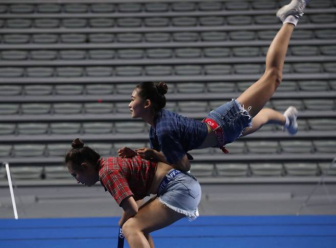 퍼포먼스 치어리딩의 힙합 부분 참가자가 마치 곡예같은 치어리딩을 선보이고 있다. 우상조 기자