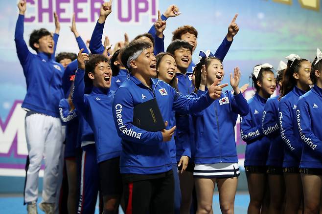 지난 평창 겨울올림픽에서 치어리딩 응원을 선보였던 대한치어리딩 국가대표 선수들이 해단식에서 대표팀 감독의 공로상 수상을 축하하고 있다. 우상조 기자