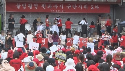 9일 오후 서울 종로구 지하철 4호선 혜화역 인근에서 다음 카페 여성 단체 '불편한 용기' 주최로 열린 '불법촬영 편파 수사 2차 규탄 시위'에서 집회 참가자들이 '홍익대 누드모델 몰카(몰래카메라) 사건'에 대한 경찰의 성(性)차별 편파 수사를 비판하며 삭발식을 진행하고 있다. [사진=연합뉴스]