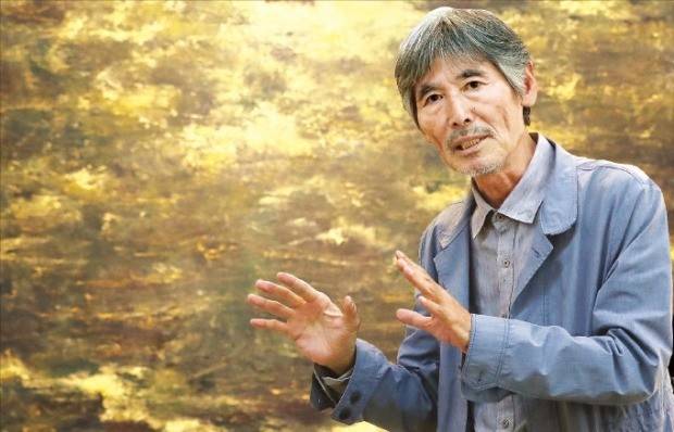 국내 화단의 인기 리얼리스트 강요배 화백이 10일 서울 소격동 학고재갤러리의 개인전에 출품한 2017년작 ‘Wind-Light’를 설명하고 있다.