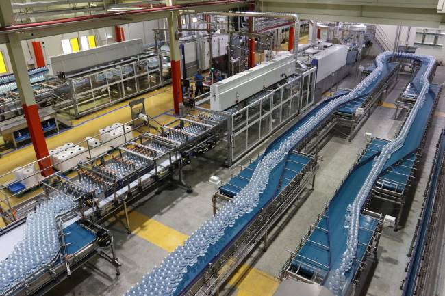 경상남도 산청군에 위치한 생수 제조사 ‘화인바이오’ 생산 공장 현장. 화인바이오는 2016년 이마트 노브랜드와 손잡은 이후 1년여 만에 매출이 6배 이상 성장했다. [사진제공=이마트]