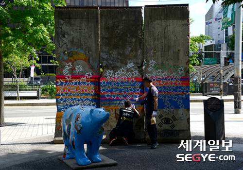 한 화가가 낙서로 훼손한 베를린 장벽의 모습. 베를린 장벽은 2005년 베를린시가 청계천 복원 완공 시점에 맞춰 서울시에 기증한 것. 당시 독일 베를린시는 우리나라의 통일을 기원하며 장벽을 서울시에 기증했다.