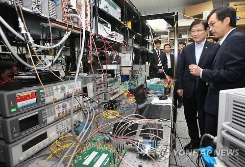 양자정보통신 기술 시험망 살펴보는 최양희(왼쪽) 전 미래창조과학부 장관 [연합뉴스 자료사진]