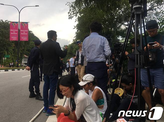 12일 북미 회담이 열리는 싱가포르 카펠라 호텔 인근에 전 세계 취재진과 일반인들이 몰렸다.© News1