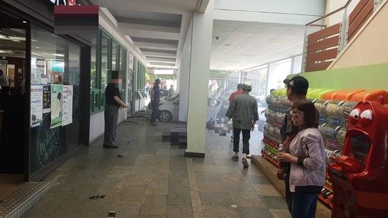 12일 오전 경기도 용인시 경부고속도로 죽전휴게소(서울방향)에서 발생한 SUV돌진사고 당시의 아찔했던 현장모습. [사진 독자]