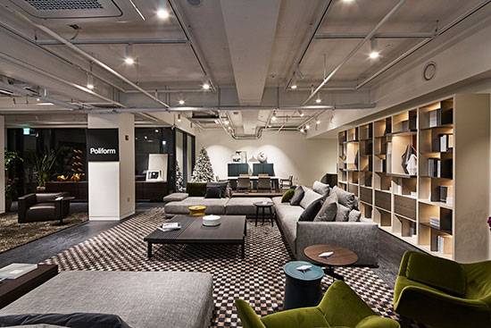 이탈리아 명품 가구 브랜드 ‘폴리폼’은 글로벌 하이엔드 가구를 전문으로 수입 판매하는 ‘디사모빌리’에서 구입 가능하다. 서울 논현동에 위치한 사옥에서는 총 3개 층을 폴리폼 쇼룸으로 활용하고 있다. 사진은 거실용 시스템 가구 ‘월시스템’이 전시된 쇼룸.