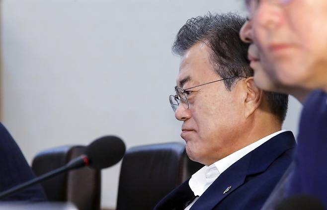 문재인 대통령이 12일 오전 청와대에서 열린 국무회의에서 김정은 북한 국무위원장과 도널드 트럼프 미국 대통령이 역사적인 첫 만남을 갖는 모습을 방송을 통해 지켜보며 깊은 생각에 잠겨 있다 ⓒ연합뉴스
