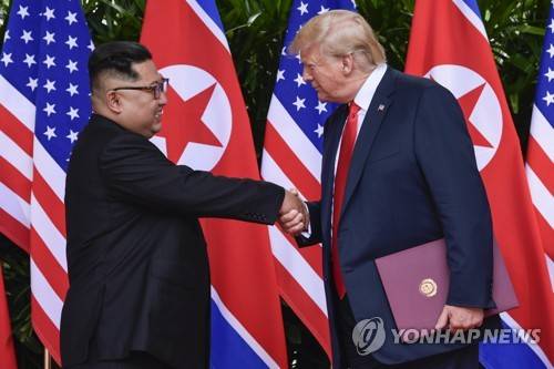 '역사적 합의', 북미정상 공동합의문 서명 역사적 첫 북미정상회담이 열린 12일 오후 싱가포르 센토사 섬 카펠라호텔에서 미국 도널드 트럼프 대통령과 북한 김정은 국무위원장이 공동합의문에 서명을 마친 뒤 처음 만났던 장소에서 악수를 하고 있다. [AP=연합뉴스]