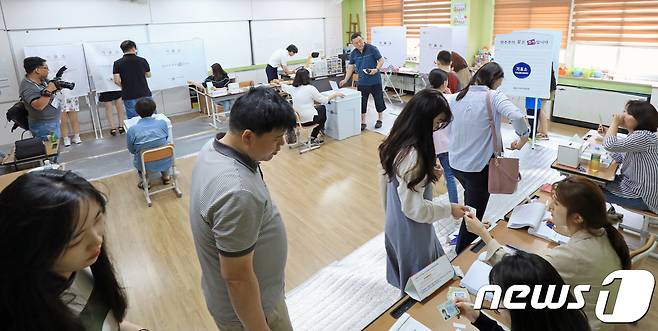 6·13 지방선거 투표일인 13일 오후 전북 전주시 서신동 제8투표소인 전주서일초등학교에서 유권자들이 투표를 하고 있다..2018.6.13/뉴스1 © News1 문요한 기자