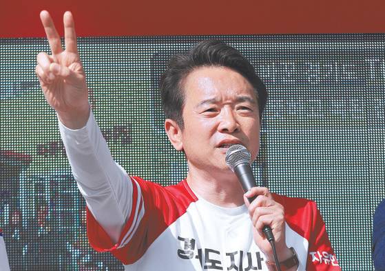 남경필 한국당 경기지사 후보가 선거운동 마지막 날인 12일 경기도 안산에서 유세하고 있다. [연합뉴스]