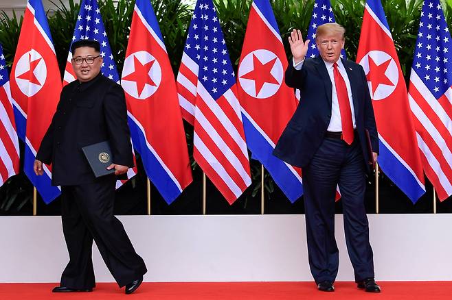 김정은 북한 국무위원장과 도널드 트럼프 미국 대통령이 취재진을 바라보고 있다. [로이터=연합뉴스]