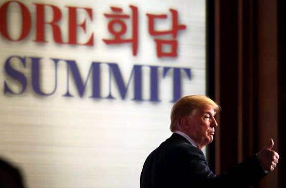 도널드 트럼프 미국 대통령이 12일(현지시간) 김정은 북한 국무위원장과 역사적 북미정상회담 후 공동합의문에 서명을 한 뒤 기자회견을 마치고 발걸음을 옮기고 있다. [싱가포르 국제미디어센터]