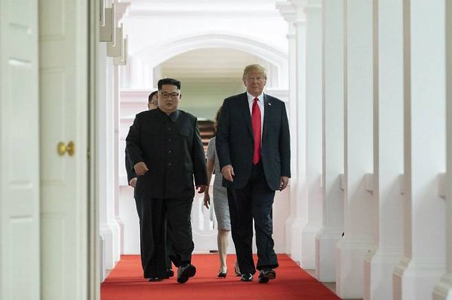 트럼프 미국 대통령과 김정은 북한 국무위원장이 12일(현지시간) 싱가포르 카펠라 호텔에 마련된 회담장에서 만나 이동하고 있다. (사진=백악관 제공)