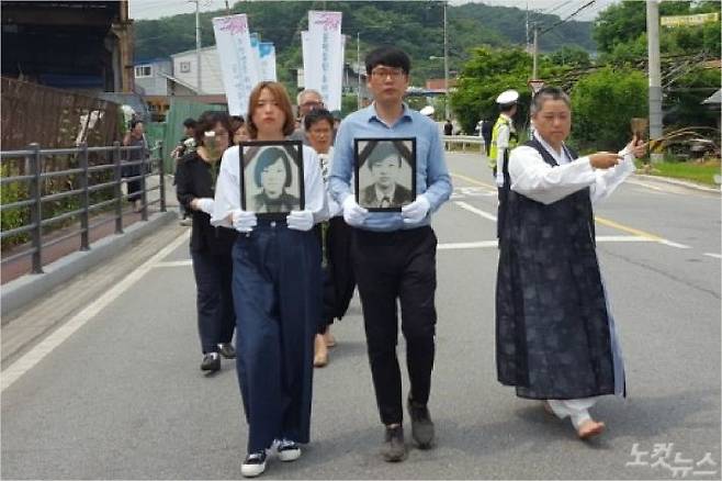 효순·미선 양의 영정 사진을 들고 행진하는 추모객 사이로 전통무용가 양혜경 씨가 두 학생의 넋을 기리는 춤을 추고 있다.<사진=고태현 기자>