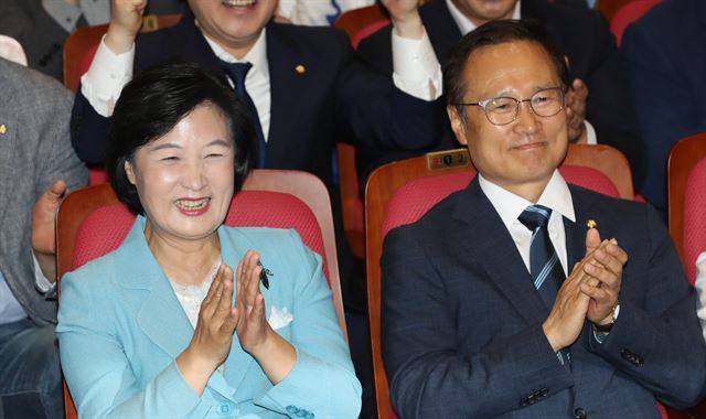 더불어민주당 추미애(왼쪽) 대표와 홍영표 원내대표가 13일 저녁 국회 의원회관에 마련된 개표상황실에서 6.13 지방선거 및 재보선 개표방송을 시청하다, 민주당 압승을 예측하는 출구조사 결과가 발표되자 박수치고 있다. 연합뉴스