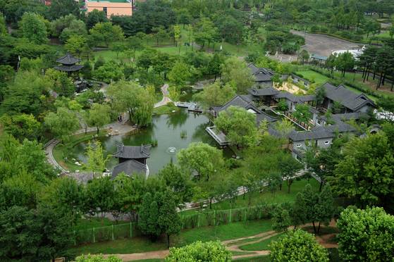 경기도와 중국 광둥성의 우호협약에 따라 경기 수원시 효원공원에 들어선 전통 중국식 정원 '월화원' 전경 [사진 수원시포토뱅크]