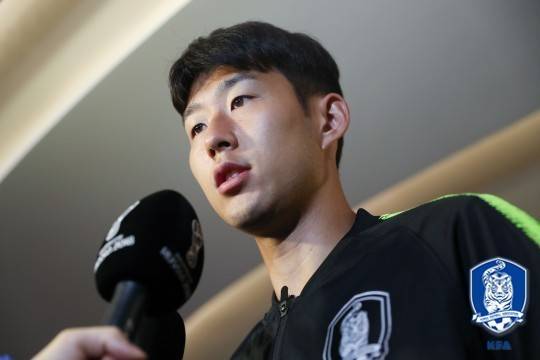 12일 2018 러시아월드컵 대한민국 축구대표팀 손흥민이 러시아 상트페테르부르크 풀코보 국제공항에 도착해 FIFA TV와 인터뷰를 하고 있다. [대한축구협회]