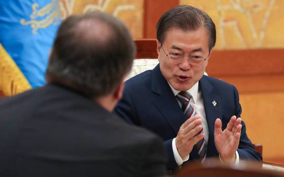 문재인 대통령이 14일 오전 청와대에서 싱가포르 북-미 정상회담 결과를 설명하고, 이후 한-미 공조 방안 협의를 위해 방한한 마이크 폼페이오 미국 국무장관을 만나 이야기를 나누고 있다. [청와대사진기자단]