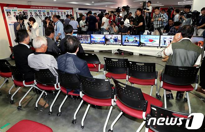함진규 자유한국당 정책위의장과 김종석 의원 등이 6ㆍ13 지방선거 투표가 종료된 13일 오후 서울 여의도 당사에 마련된 개표 상황실에 남아 방송사 출구조사 결과를 지켜보고 있다. 2018.6.13/뉴스1이 © News1 박정호 기자
