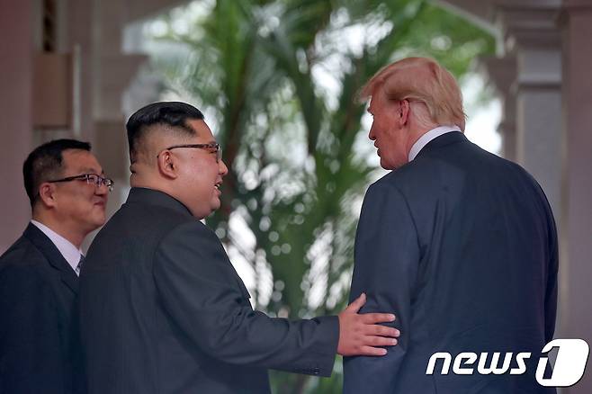 도널드 트럼프 미국 대통령과 김정은 북한 국무위원장이 지난 12일 오전 북미 정상회담이 열린 싱가포르 센토사섬 카펠라호텔에서 대화를 나누고 있다. (싱가포르통신정보부 제공) 2018.6.12/뉴스1