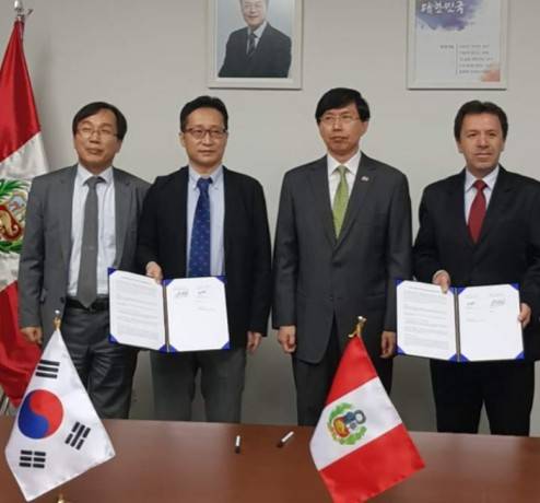 위니텍은 페루 SAC와 온라인교육 솔루션인 U-SMARTOR 보급 총판 계약을 체결했다. 왼쪽부터부터 김철희 KOTRA 리마무역 관장, 김은갑 위니텍 본부장, 조준혁 주페루대한민국 대사, 클라우디아 가미오 플랑코 SAC 대표.