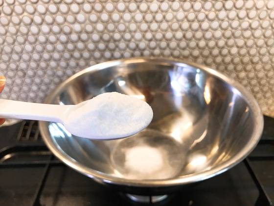 가스레인지 위에 삶기용 그릇을 올리고 베이킹소다 두 스푼을 먼저 넣는다.