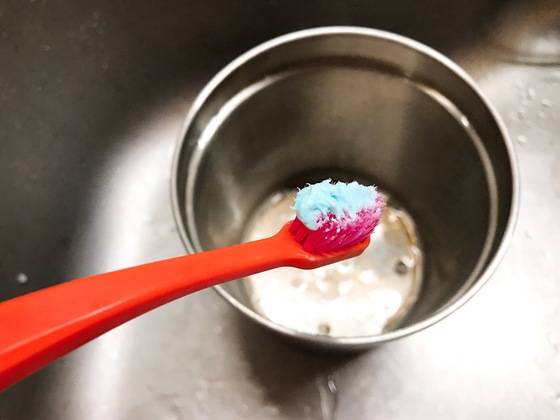 마무리는 주방세제로 다시 한번 닦기. 틈새는 못 쓰는 칫솔에 치약을 묻혀 닦아낸다.