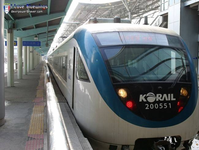 누리로 열차가 고상플랫폼에 서있다. 열차 바닥과 플랫폼 높이가 같기 때문에 편하게 타고 내릴 수 있다. [중앙포토]