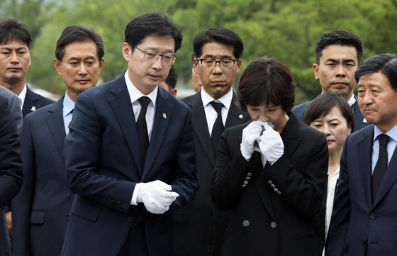 6·13 지방선거에서 당선된 김경수 더불어민주당 경남도지사 당선인이 14일 오전 경남 김해 봉하마을에서 부인 김정순씨와 고 노무현 전 대통령 묘역을 참배하고 있다. 2018.6.14/뉴스1  <저작권자 © 뉴스1코리아, 무단전재 및 재배포 금지>